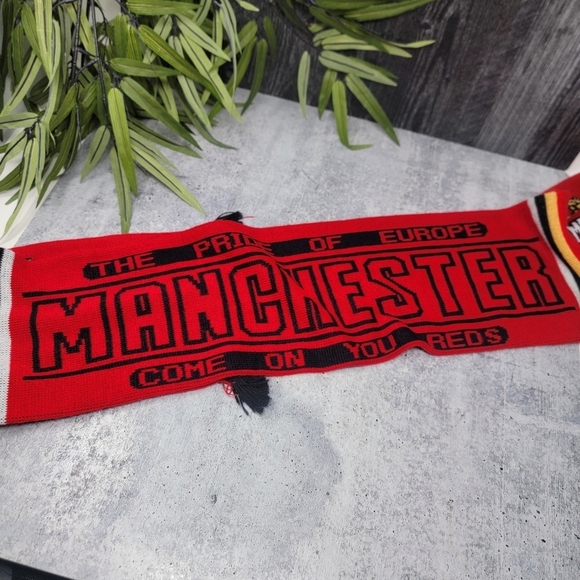 Manchester United Soccer Futbol Red Scarf - Picture 2 of 3